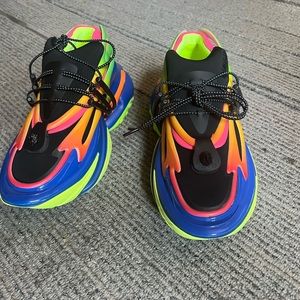 This shoe is brand new I have 2 of it and I’m giving it below the cost price